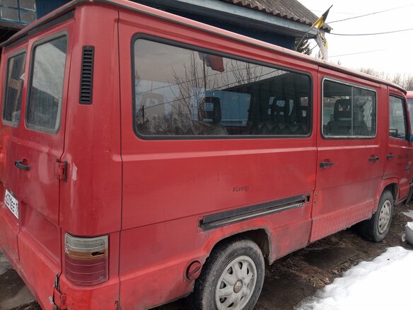 1992 Mercedes-Benz MB 100, красный, 500000 рублей - вид 3