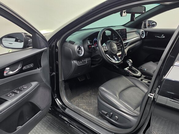 2023 Kia K3 II Рестайлинг, чёрный, 1450888 рублей - вид 4