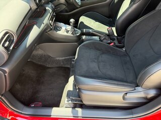 2021 Toyota Yaris IV, пурпурный, 3350000 рублей, вид 4