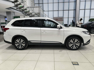 2020 Mitsubishi Outlander III Рестайлинг 3, белый, 1850000 рублей, вид 4