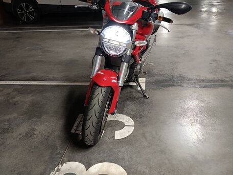 2009 Ducati Monster 696, красный, 420000 рублей, вид 4