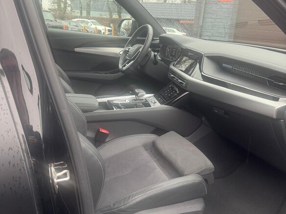 2023 Audi Q6 45 TFSI, чёрный, 8085000 рублей - вид 6
