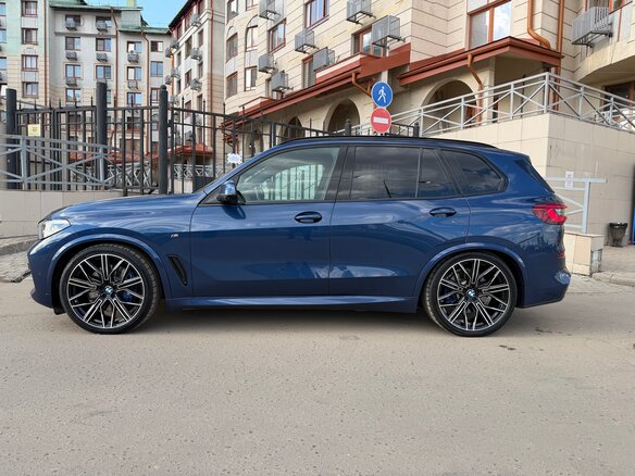 2019 BMW X5 30d IV (G05/G18), синий, 7600000 рублей - вид 2