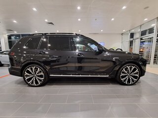 2025 BMW X7 40i I (G07) Рестайлинг, чёрный, 16700000 рублей, вид 4