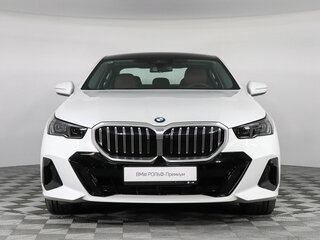 2025 BMW 5 серии Long 530Li xDrive VIII (G60/G61/G68), белый, 9920000 рублей, вид 2
