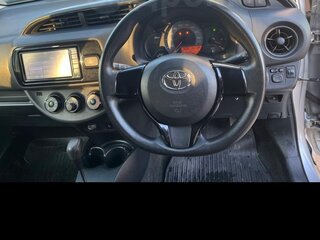 2018 Toyota Vitz III (XP130) Рестайлинг 2, серый, 900000 рублей, вид 3