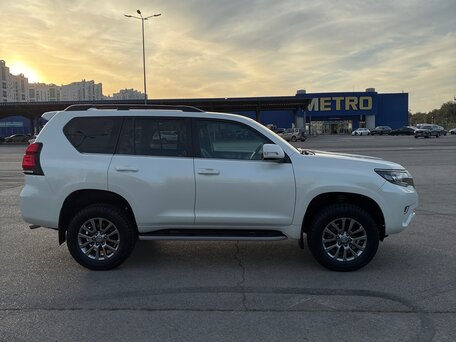 2018 Toyota Land Cruiser Prado 150 Series Рестайлинг 2, белый, 4745000 рублей, вид 2