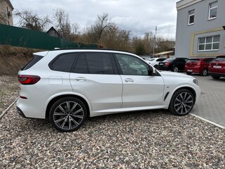 2020 BMW X5 M50i IV (G05/G18), белый, 6500000 рублей, вид 3