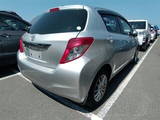 2012 Toyota Vitz III (XP130), серебристый, 590000 рублей, вид 5