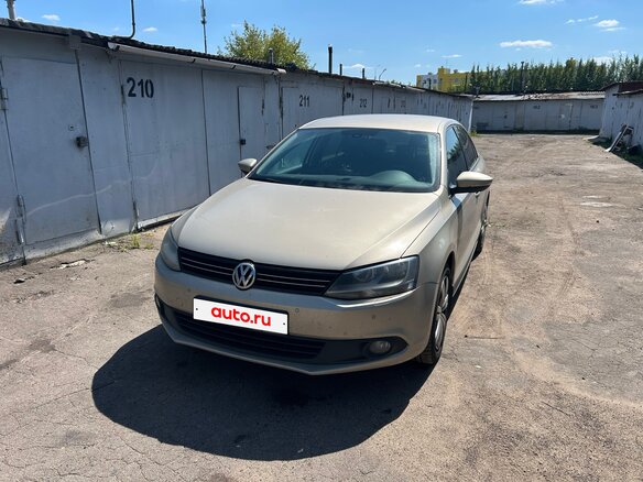 2013 Volkswagen Jetta VI, бежевый, 1000000 рублей - вид 1