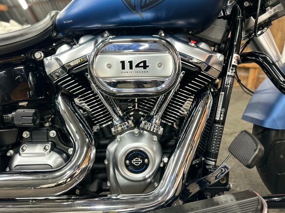 2018 Harley-Davidson Fat Boy, синий, 1990000 рублей - вид 13