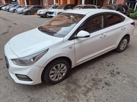 2018 Hyundai Solaris II, белый, 650000 рублей, вид 3