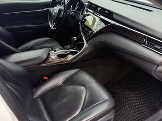 2020 Toyota Camry VIII (XV70), белый, 2390000 рублей, вид 3