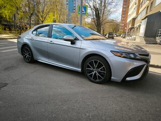 2021 Toyota Camry US Market VIII (XV70) Рестайлинг, серебристый, 3110000 рублей, вид 1