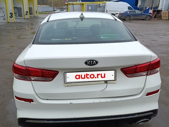 2019 Kia Optima IV Рестайлинг, белый, 1200000 рублей - вид 2