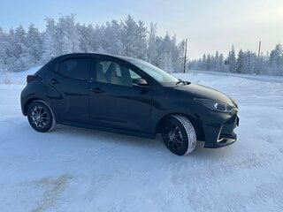 2021 Toyota Yaris IV, чёрный, 1200000 рублей, вид 5