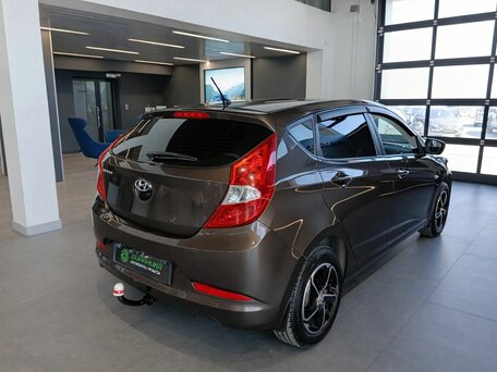 2016 Hyundai Solaris I Рестайлинг, коричневый, 787000 рублей, вид 4