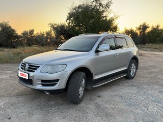2009 Volkswagen Touareg I Рестайлинг, серый, 1354000 рублей, вид 1