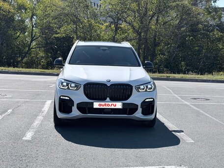 2021 BMW X5 45e IV (G05/G18), белый, 8500000 рублей, вид 3