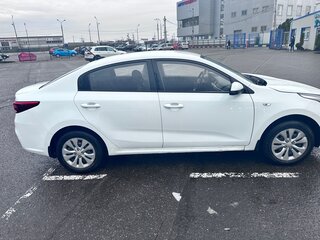 2018 Kia Rio IV, белый, 800000 рублей, вид 3