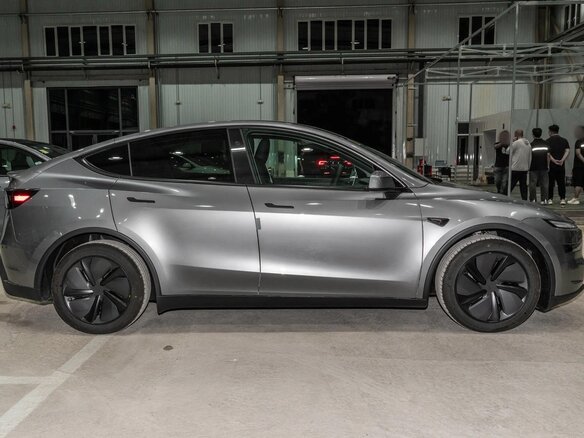 2025 Tesla Model Y Long Range I Рестайлинг, серебристый, 7639800 рублей - вид 7