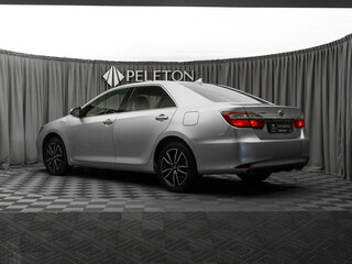 2017 Toyota Camry VII (XV50) Рестайлинг 2, серебристый, 2400000 рублей, вид 4