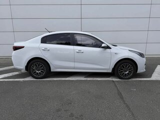 2017 Kia Rio III Рестайлинг, белый, 1105000 рублей, вид 4