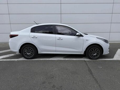 2017 Kia Rio III Рестайлинг, белый, 1090000 рублей, вид 4