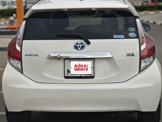 2017 Toyota Aqua I Рестайлинг, белый, 1000000 рублей, вид 3