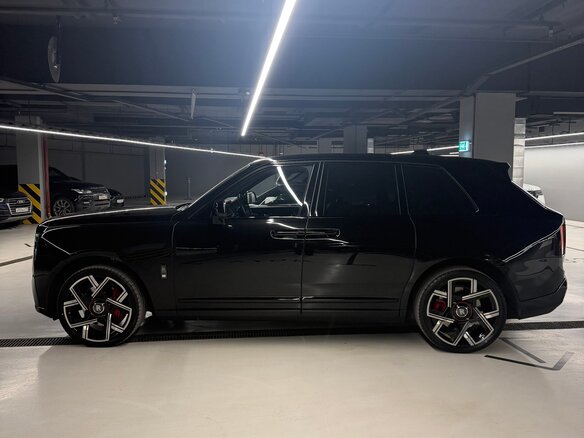 2022 Rolls-Royce Cullinan Black Badge I (Series I), чёрный, 32990000 рублей - вид 6