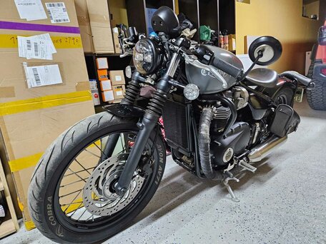 2017 Triumph Bonneville Bobber, серый, 1350000 рублей, вид 2