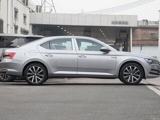 2025 Skoda Superb III Рестайлинг, серебристый, 3500000 рублей, вид 5