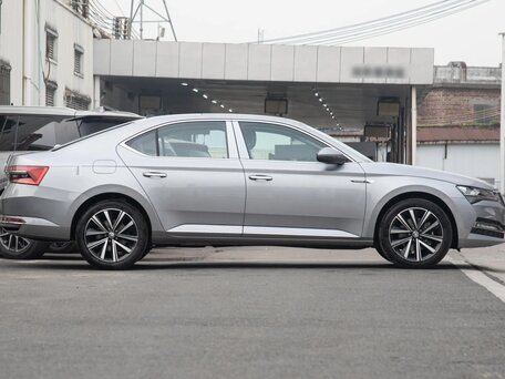 2025 Skoda Superb III Рестайлинг, серебристый, 3500000 рублей, вид 5