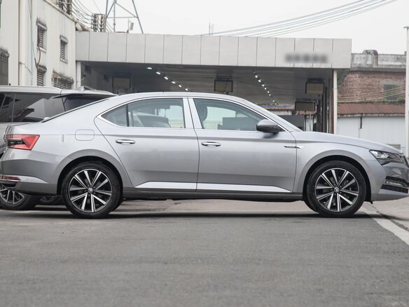 2025 Skoda Superb III Рестайлинг, серебристый - вид 4