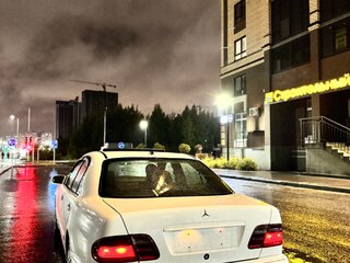 2001 Mercedes-Benz E-Класс 200 II (W210, S210) Рестайлинг, белый, 380000 рублей, вид 4