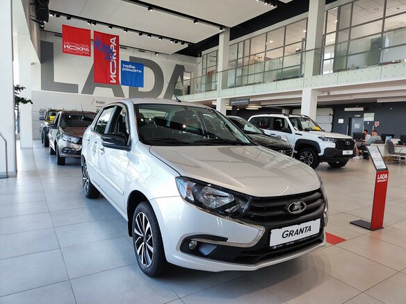 2026 Lada (ВАЗ) Granta I Рестайлинг, серебристый - вид 2
