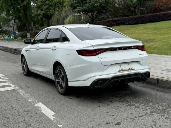 2022 Geely Emgrand L I, белый - вид 3