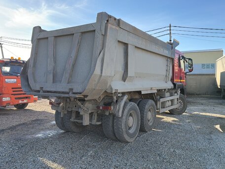 2022 Sinotruk Howo ZZ3327, красный, 3414780 рублей, вид 4