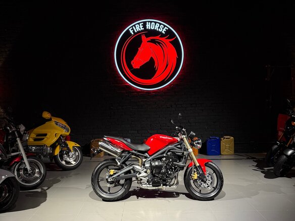 2010 Triumph Street Triple, красный, 465000 рублей