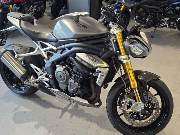 2021 Triumph Speed Triple, серый, 900000 рублей - вид 16