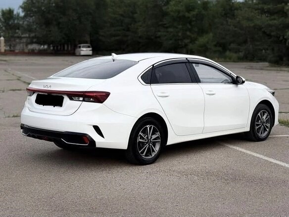2023 Kia K3 II (China Market) Рестайлинг, белый - вид 5