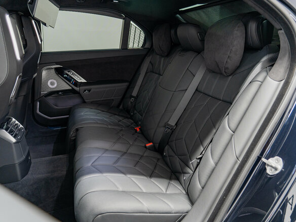 2026 BMW 7 серии 740 xDrive VII (G70) Рестайлинг, синий, 24690000 рублей - вид 27