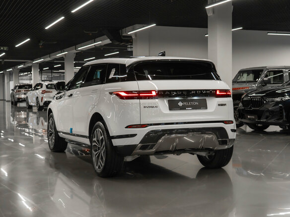 2025 Land Rover Range Rover Evoque II Рестайлинг, белый - вид 3