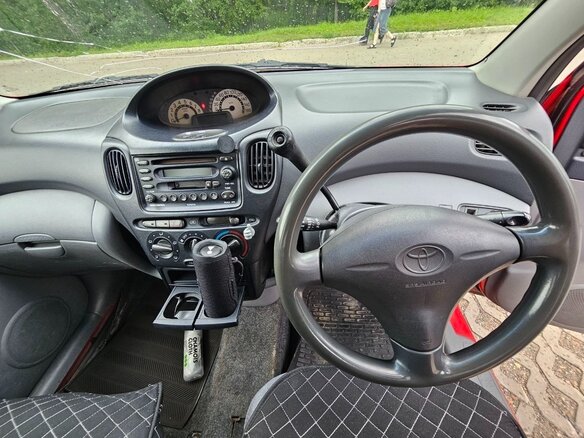 2000 Toyota FunCargo, красный, 250000 рублей - вид 4