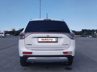 2014 Mitsubishi Outlander III Рестайлинг, белый, 1400000 рублей, вид 5