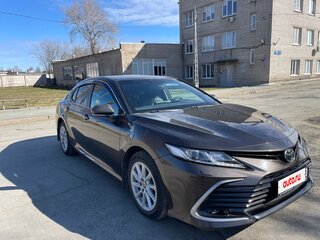 2021 Toyota Camry VIII (XV70) Рестайлинг, коричневый, 3405000 рублей, вид 4
