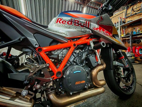 2021 KTM 1290 Super Duke R, серебристый, 1490000 рублей - вид 12