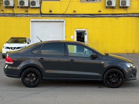 2015 Volkswagen Polo V, серый, 690000 рублей, вид 4