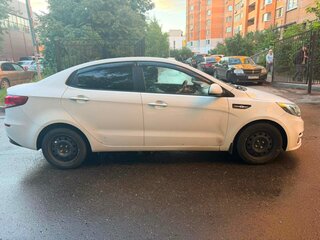 2017 Kia Rio III Рестайлинг, белый, 570000 рублей, вид 3