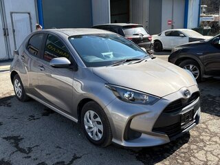 2022 Toyota Yaris IV, серебристый, 765000 рублей, вид 3